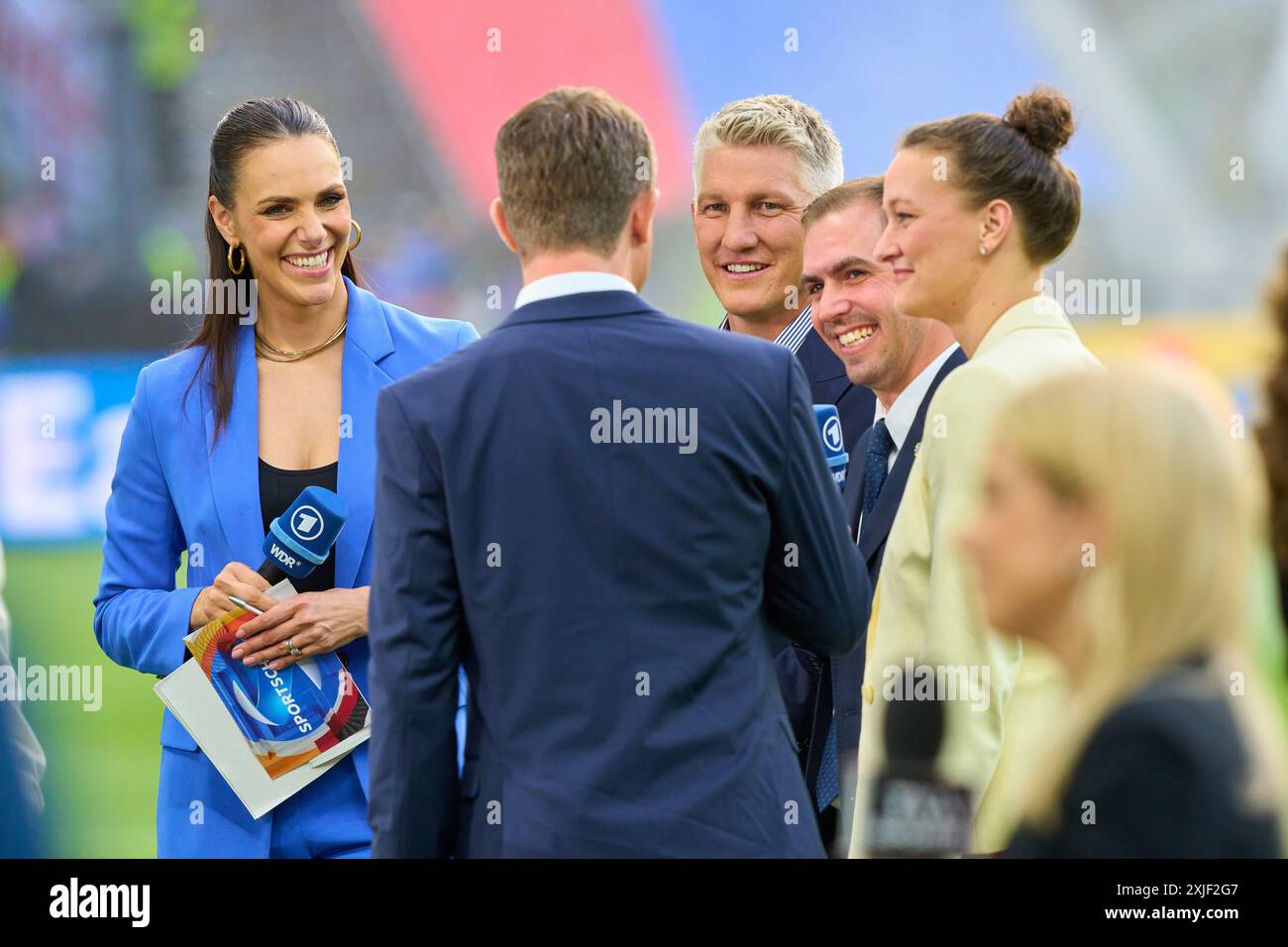 Alexander Bommes, Almuth Schult, ARD TV Moderator, Expertin, Esther Sedlaczek, presentatore ARD Sport Moderatorin, Sportmoderatorin, Journalistin, Bastian SCHWEINSTEIGER, Co-moderatore ARD, Philipp LAHM ex Profi ex-DFB Kapitaen nella partita finale SPAGNA - INGHILTERRA 2-1 dei Campionati europei UEFA 2024 il 14 luglio 2024 a Berlino, Germania. Fotografo: Peter Schatz Foto Stock