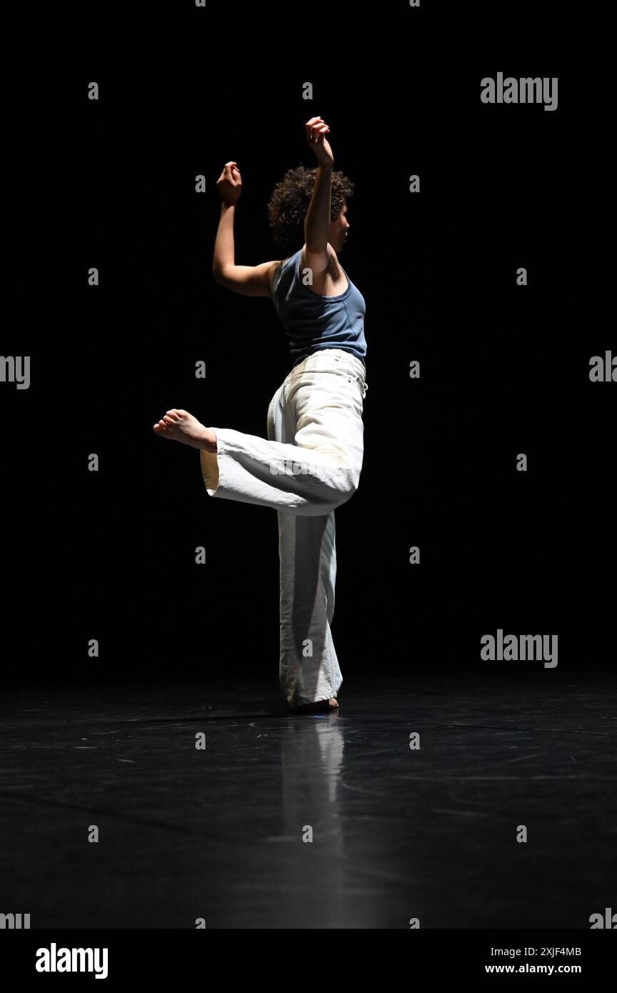 Festival d'Avignone 2024 "Close Up", spettacolo di Noé Soulier eseguito all'Opéra Grand Avignone il 14 luglio 2024 con Julie Charbonnier, Yumiko Funaya, Nangaline Gomis, Samuel Planas, Melisande Tonolo, gal Zusmanovich, e l'Ensemble il Convito crediti: Jacky Godard/Photo12 Foto Stock