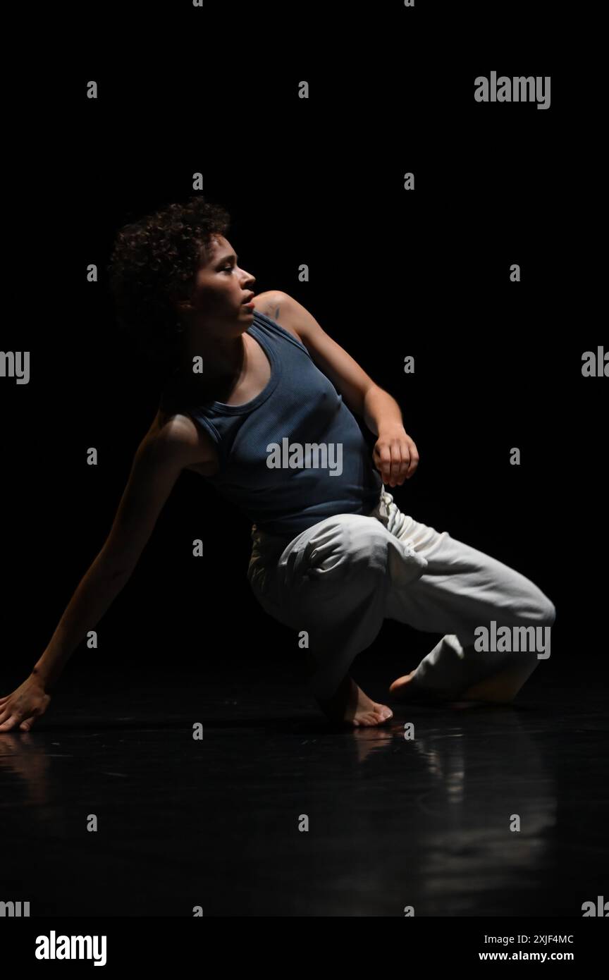 Festival d'Avignone 2024 "Close Up", spettacolo di Noé Soulier eseguito all'Opéra Grand Avignone il 14 luglio 2024 con Julie Charbonnier, Yumiko Funaya, Nangaline Gomis, Samuel Planas, Melisande Tonolo, gal Zusmanovich, e l'Ensemble il Convito crediti: Jacky Godard/Photo12 Foto Stock