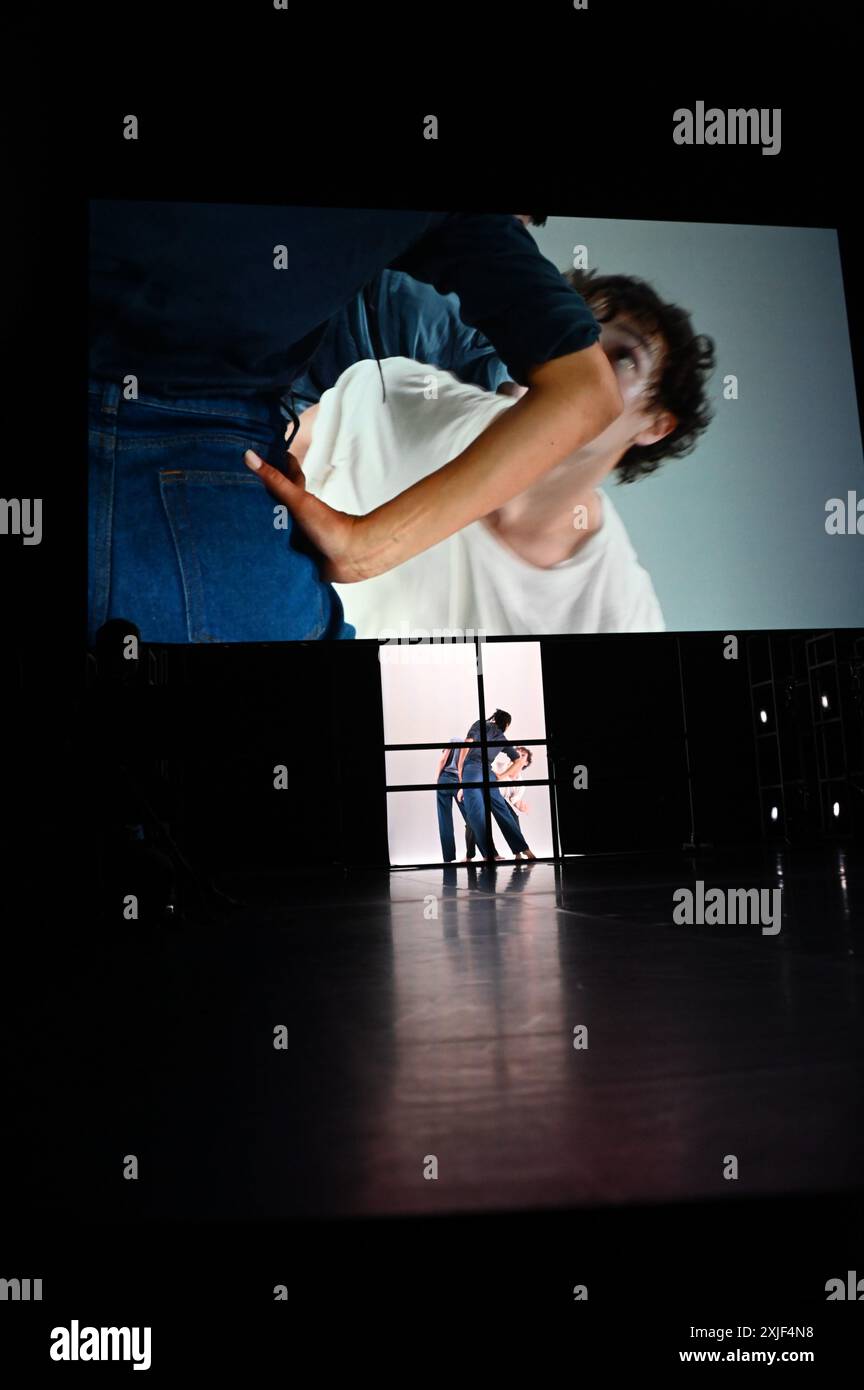 Festival d'Avignone 2024 "Close Up", spettacolo di Noé Soulier eseguito all'Opéra Grand Avignone il 14 luglio 2024 con Julie Charbonnier, Yumiko Funaya, Nangaline Gomis, Samuel Planas, Melisande Tonolo, gal Zusmanovich, e l'Ensemble il Convito crediti: Jacky Godard/Photo12 Foto Stock
