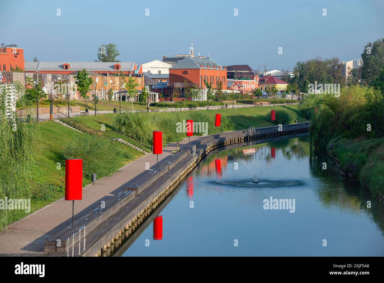 TULA, RUSSIA - 15 LUGLIO 2024: Zona pedonale sull'argine del fiume UPA, Tula. Russia Foto Stock