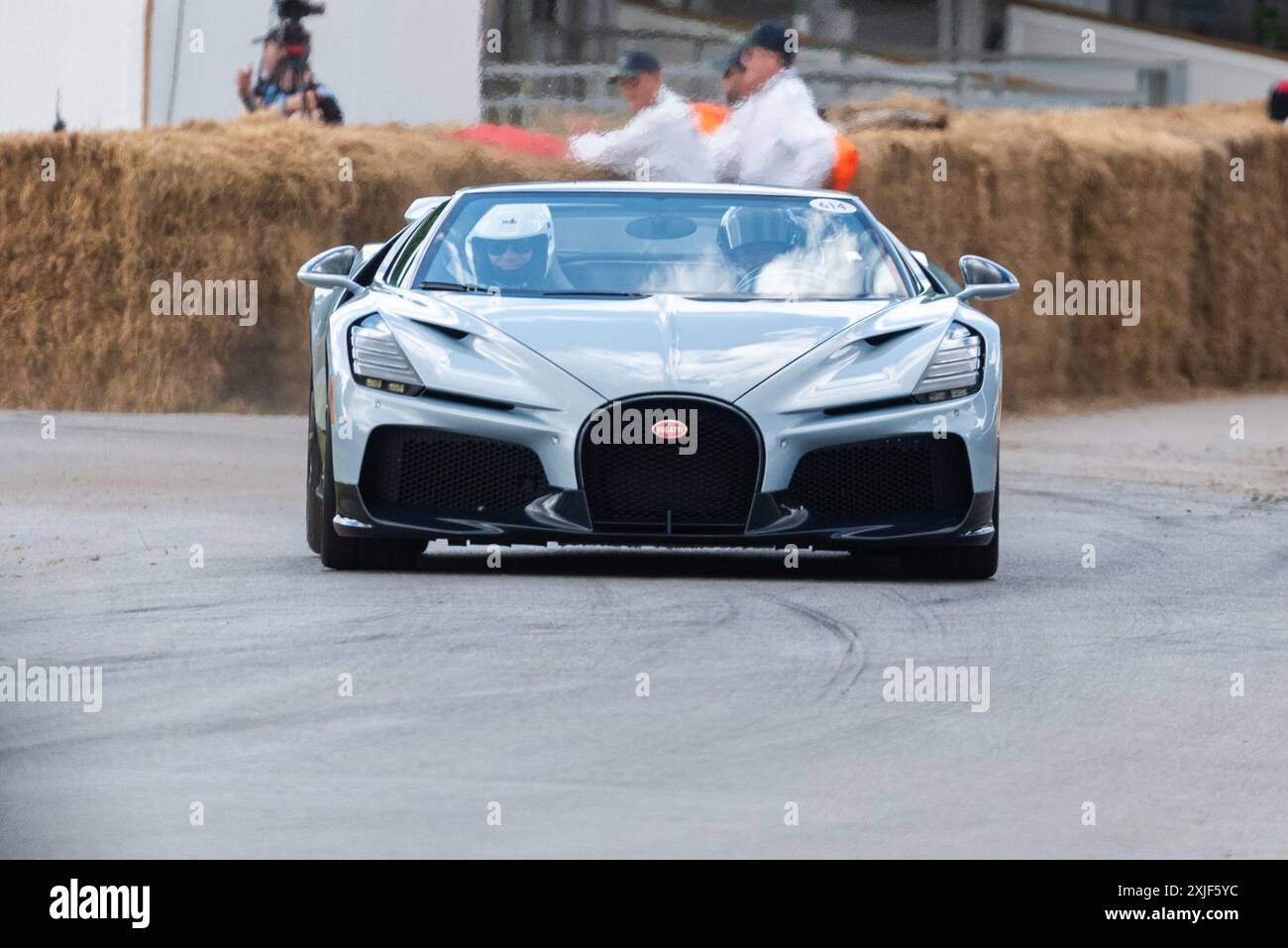 2024 Bugatti Mistral, auto sportiva che sale sulla pista per arrampicate in collina all'evento Motorsport Goodwood Festival of Speed 2024, West Sussex, Regno Unito Foto Stock