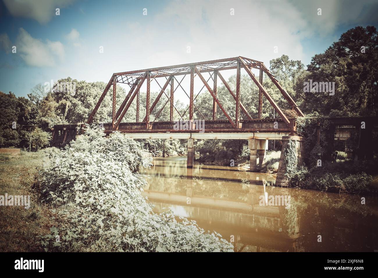 Scena rurale, ponte ferroviario arrugginito a Jefferson, Texas Foto Stock