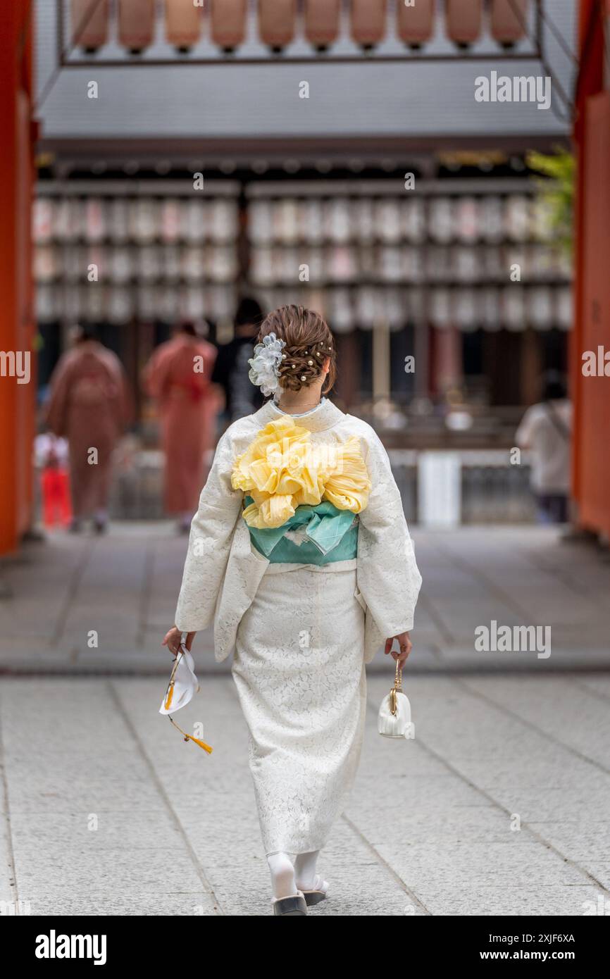 Donna giapponese non identificata in abito kimono tradizionale a Kyoto, Giappone. Foto Stock