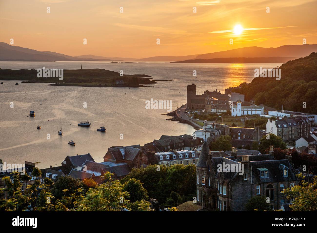 Tramonto sulla baia di Oban e sulla cattedrale, Oban, Argyll Foto Stock
