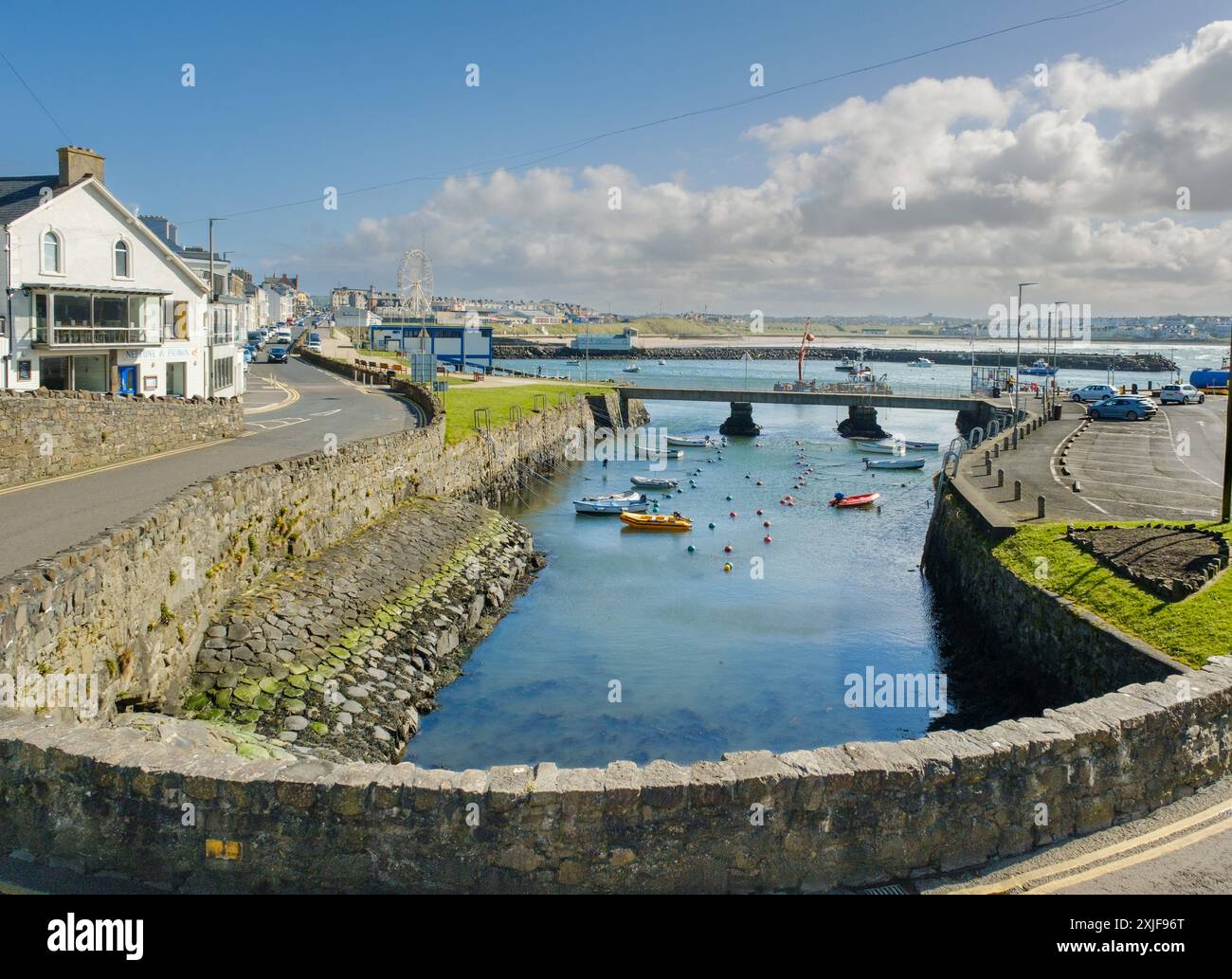 Il porto di Portrush sulla costa della contea di Antrim nell'Irlanda del Nord Foto Stock