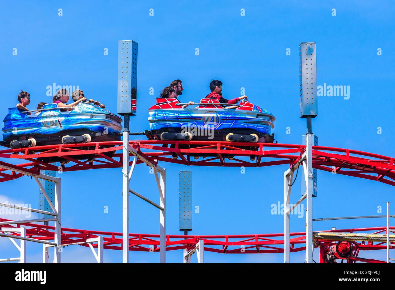 Attrazione fieristica Big Dipper o Roller Coaster presso The Island to the Giants / l'Île aux Géants - Dissay, Vienne (86), Francia. Foto Stock