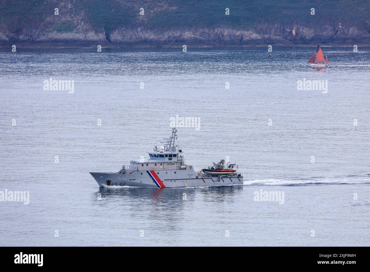 Patrouillenboot Kermovan, Französischer Zoll Douane Brest, la grande Parade, Fahrt der Traditionssegler von Brest nach Douarnenez zuzm Abschluß der Fetes Maritimes 2024 a Brest, gesehen vom Fort des Capucins auf der Halbinsel Crozon nahe der Einfahrt in Die Bucht Rade de Brest, Gemeinde Roscanvel, Departement Bretagne Finizar, Penizar-Brest, Brest, Brest, Brest-Brest Frankreich *** Patrol boat Kermovan, dogana francese Douane Brest, la grande Parade, navigazione delle tradizionali barche a vela da Brest a Douarnenez alla fine del Fetes Maritimes 2024 a Brest, vista dal Fort des Capucins sul Cro Foto Stock