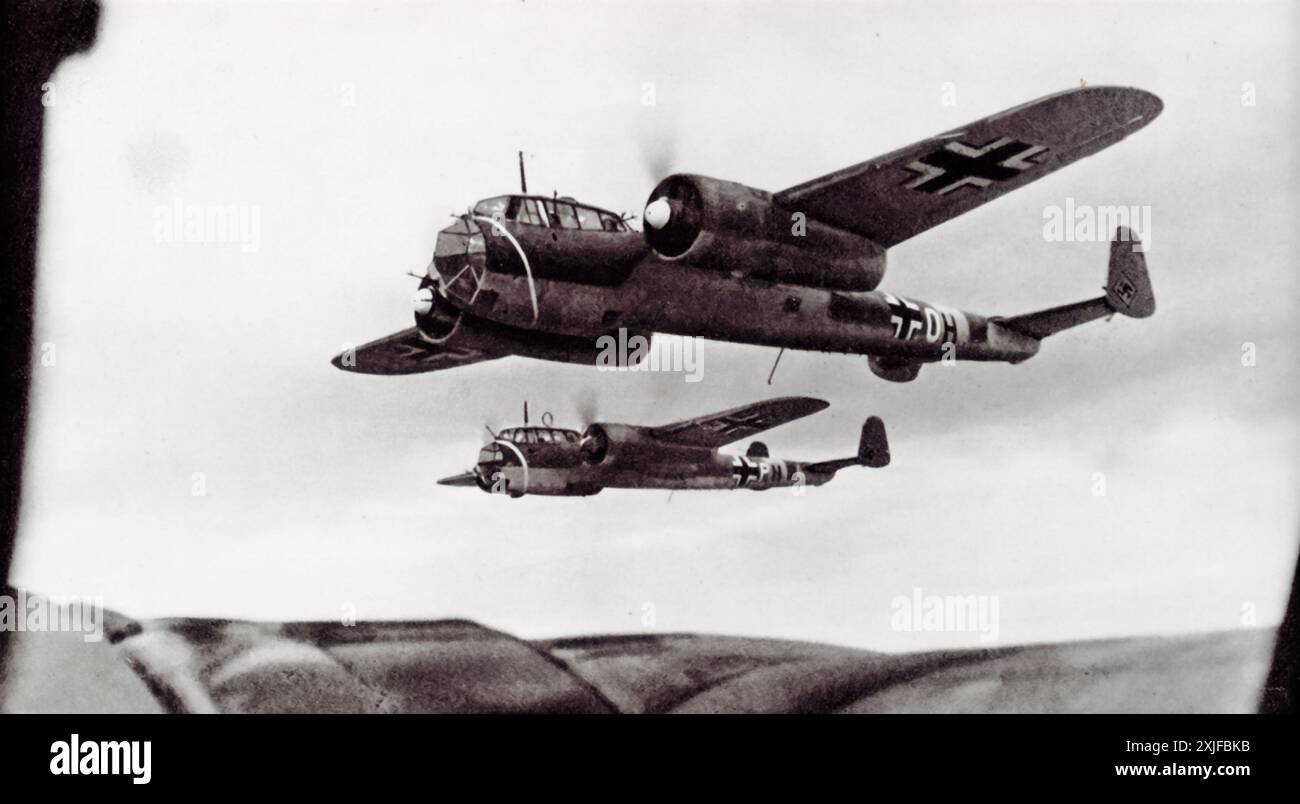 Una fotografia di un aereo Dornier Do 17, parte dell'aeronautica militare tedesca (Luftwaffe), scattata durante la seconda guerra mondiale. Il Do 17, spesso chiamato "Flying Pencil" a causa della sua fusoliera sottile, fu ampiamente utilizzato in missioni di bombardamento e ricognizione. Giocò un ruolo fondamentale nelle prime campagne tedesche, comprese le invasioni di Polonia e Francia, e fu una risorsa chiave negli sforzi della Luftwaffe per raggiungere la superiorità aerea e supportare le operazioni di terra. Foto Stock