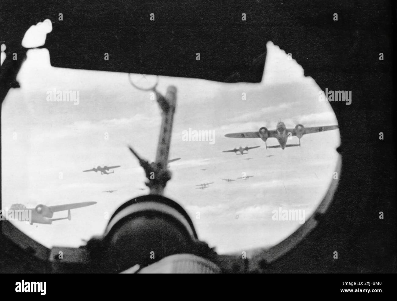 Una fotografia mostra una flotta di aerei Dornier Do 17 che volano verso il loro obiettivo durante la seconda guerra mondiale. Presi durante l'occupazione della Polonia e la successiva avanzata sul fronte orientale, questi aerei furono cruciali nelle missioni di bombardamento e ricognizione. Il Do 17, noto per la sua velocità e agilità, giocò un ruolo significativo nella strategia della Luftwaffe per ottenere la superiorità aerea e supportare le operazioni di terra in queste prime campagne. Foto Stock