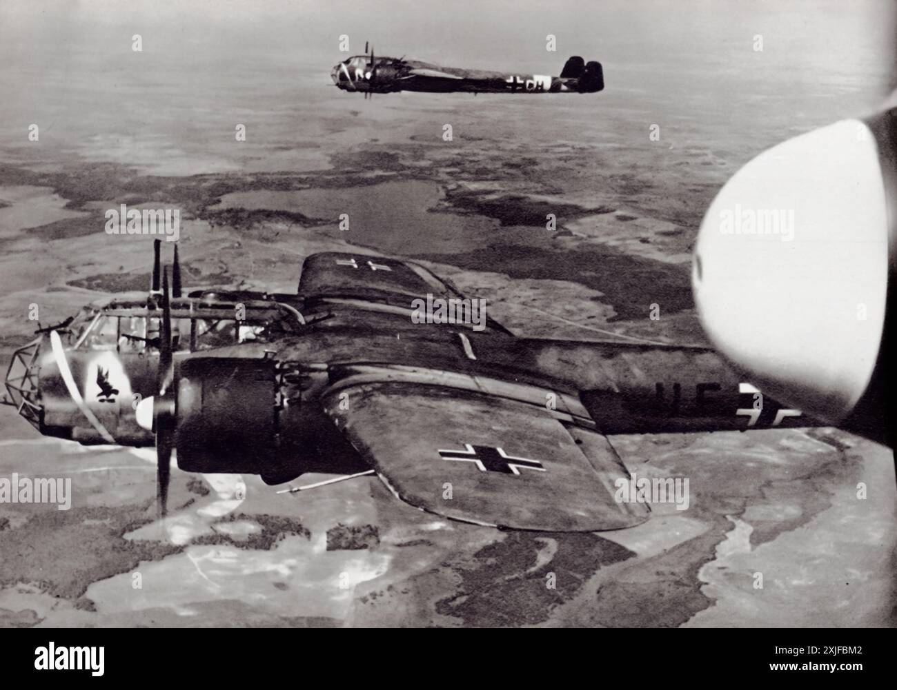 Una fotografia mostra una flotta di aerei Dornier Do 17 che volano verso il loro obiettivo durante la seconda guerra mondiale, come si vede dalla posizione del cannoniere di uno degli aerei. Presi durante l'occupazione della Polonia e la successiva avanzata sul fronte orientale, questi aerei furono cruciali nelle missioni di bombardamento e ricognizione. Foto Stock