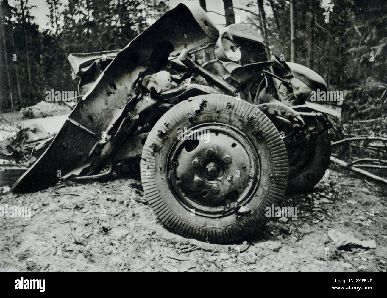 Una fotografia mostra i frammenti di bombe esplosive che distruggono veicoli sovietici durante la seconda guerra mondiale. Questa scena fa parte dell'operazione Barbarossa, evidenziando il potere distruttivo delle campagne di bombardamento della Luftwaffe contro le forze sovietiche nel 1941. Foto Stock