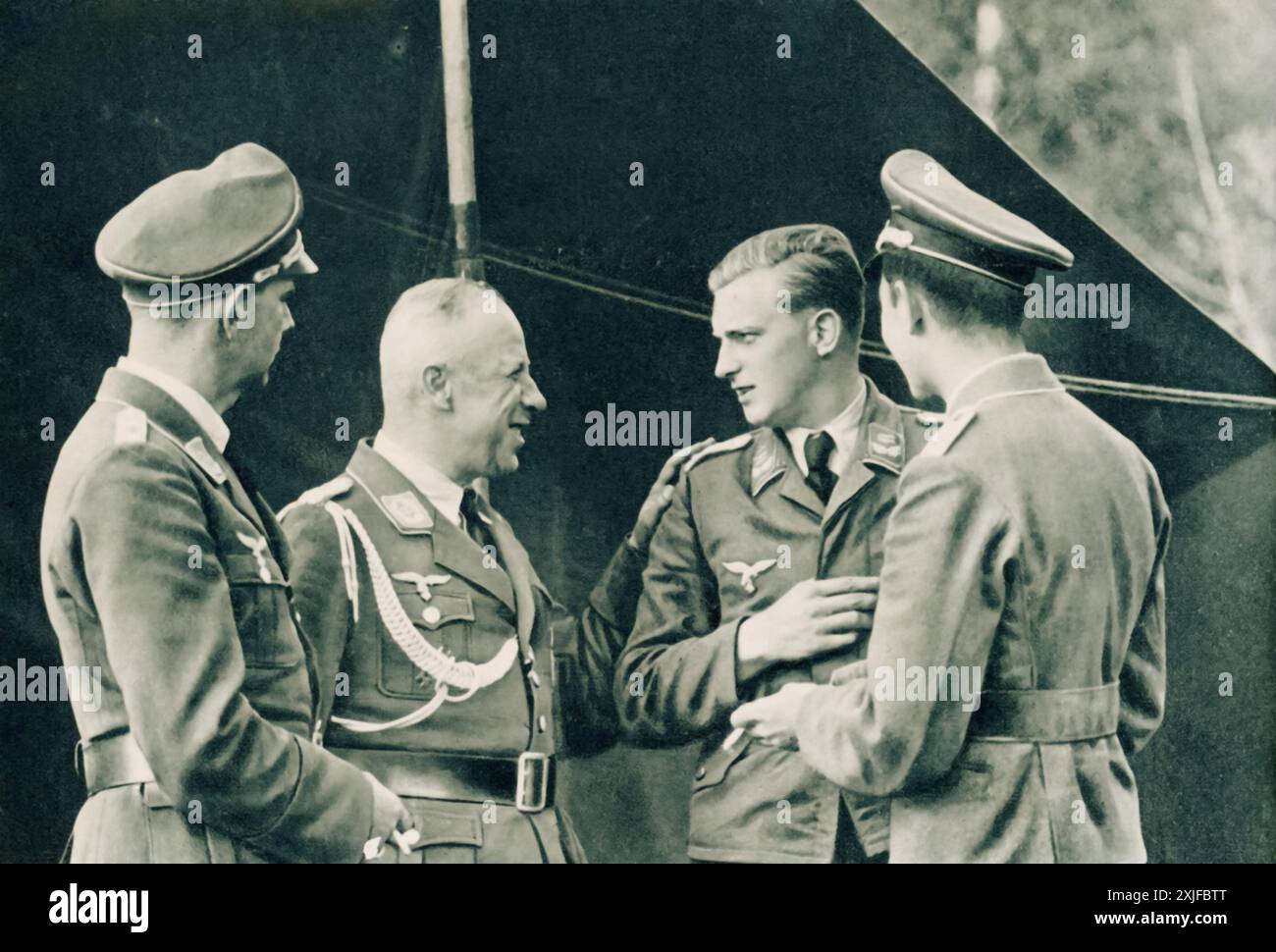 Una fotografia mostra il tenente colonnello D. in mezzo a sinistra, con il primo tenente D. alla sua destra. Scattata durante l'operazione Barbarossa nel 1941, questa immagine cattura un momento in cui gli ufficiali della Luftwaffe si preparano per le loro successive azioni sul fronte orientale. Foto Stock