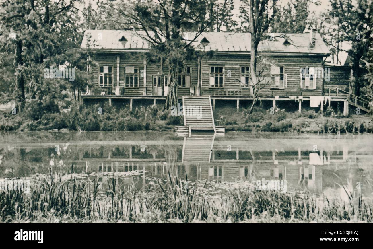 Una fotografia mostra il quartier generale dei combattimenti a Trubnikov Bor, un edificio in legno vicino a un piccolo lago. Scattata durante l'operazione Barbarossa nel 1941, questa immagine mostra le terre occupate utilizzate dalle forze tedesche, mentre avanzavano contro le truppe sovietiche sul fronte orientale durante la seconda guerra mondiale. Foto Stock
