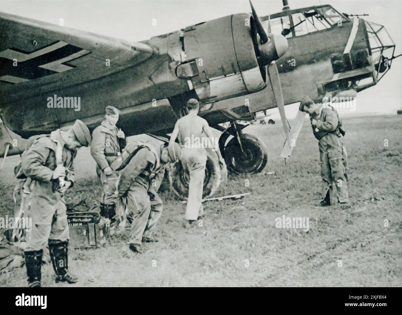 Una fotografia mostra il personale della Luftwaffe che si sta preparando vicino al Dornier Do 17, pronto per il decollo. Catturata durante l'operazione Barbarossa nel 1941, questa immagine raffigura i preparativi dell'aviazione tedesca durante la seconda guerra mondiale mentre avanzavano contro le forze sovietiche sul fronte orientale. Foto Stock