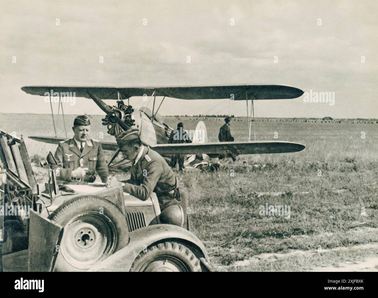 Una fotografia mostra un piccolo aereo con equipaggio carico di documenti vitali, film e materiale di trasmissione. Presi durante l'operazione Barbarossa nel 1941, tali voli con corriere erano essenziali per mantenere aggiornato il comando tedesco mentre avanzavano contro le forze sovietiche sul fronte orientale durante la seconda guerra mondiale. Foto Stock