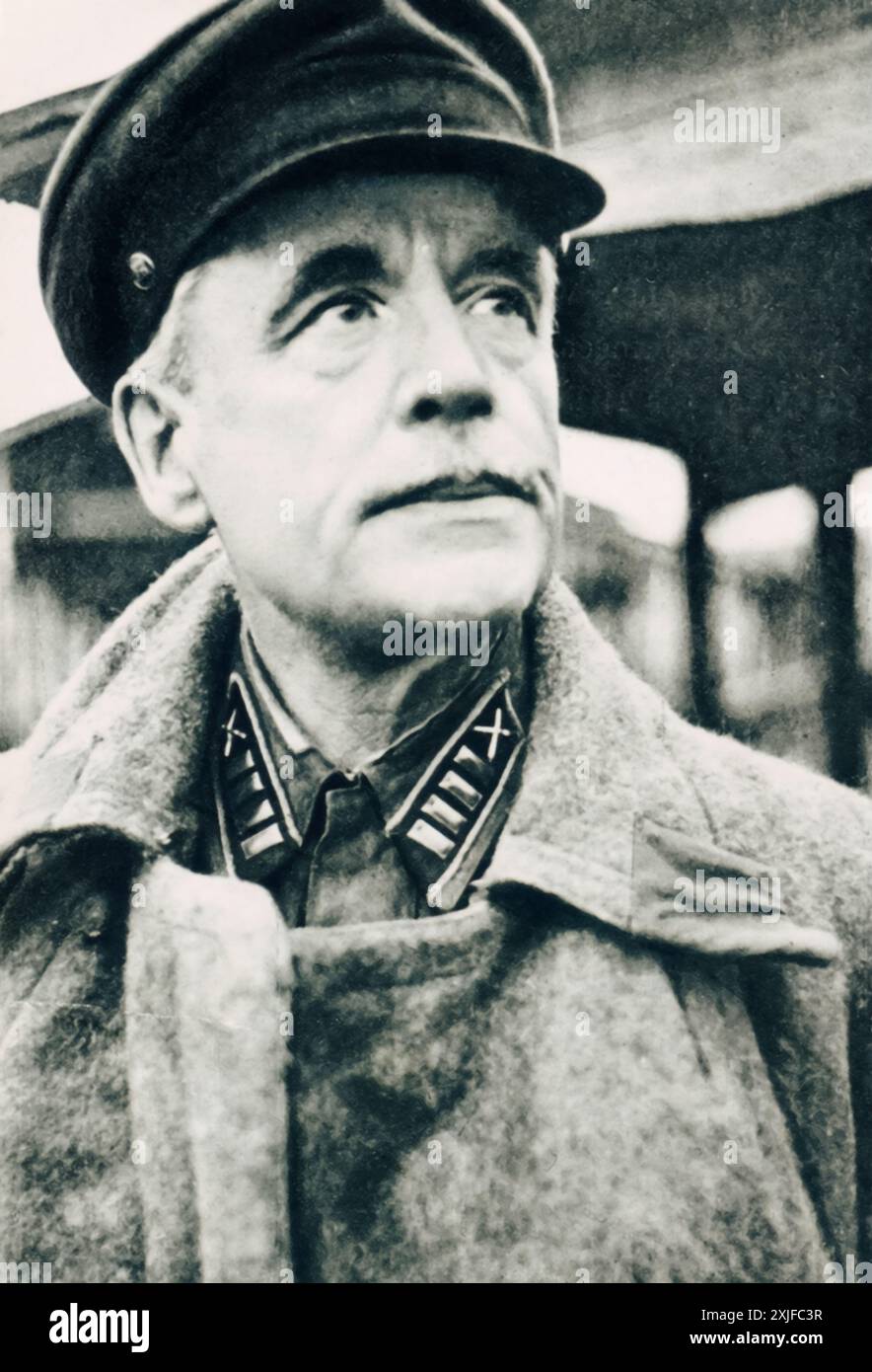 Una fotografia mostra i prigionieri di guerra catturati dalle truppe tedesche, tra cui un ex colonnello dell'esercito zarista. Scattata durante l'operazione Barbarossa nel 1941, questa immagine riflette i diversi background dei soldati sovietici e l'intensità del conflitto quando le forze tedesche avanzarono sul fronte orientale durante la seconda guerra mondiale. Foto Stock