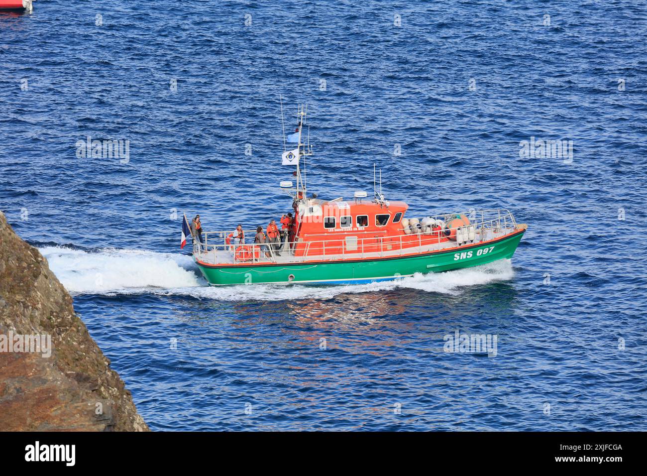 Rettungsboot der Sauveteurs en Mer, Seenotrettung, la grande Parade, Fahrt der Traditionssegler von Brest nach Douarnenez zuzm Abschluß der Fetes Maritimes 2024 a Brest, gesehen vom Fort des Capucins auf der Halbinsel Crozon nahe der Einfahrt in Die Bucht Rade de Brest, Gemeinde Roucins, Penizn-Brest, regione di Brest, Penizre-Brest, Brest, Penizre-Brest, Brest, Penizre-Brest, Brest, Brest Frankreich *** Lifeboat dei Sauveteurs en Mer, salvataggio in mare, la grande Parade, navigazione dei marinai tradizionali da Brest a Douarnenez alla fine del Fetes Maritimes 2024 a Brest, vista dal Fort des Capucins sulla penisola di Crozon vicino Foto Stock