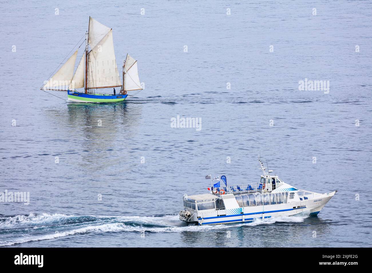 historisches Segelboot und Ausflugsboot, la grande Parade, Fahrt der Traditionssegler von Brest nach Douarnenez zuzm Abschluß der Fetes Maritimes 2024 a Brest, gesehen vom Fort des Capucins auf der Halbinsel Crozon nahe der Einfahrt in Die Bucht Rade de Brest, Gemeinde Roscanvel, Departement Finscanvel, Penistre-Bed, Bretn-Breizere, Bretn-Bed Frankreich *** storica barca a vela ed escursione in barca, la grande Parade, tradizionale gita in barca a vela da Brest a Douarnenez alla fine del Fetes Maritimes 2024 a Brest, vista dal Fort des Capucins sulla penisola di Crozon vicino all'ingresso del Foto Stock