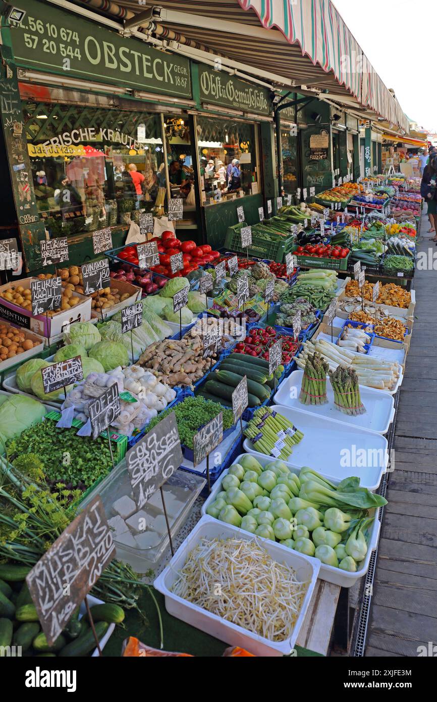 Vienna, Austria - 11 luglio 2015: Frutta e verdura al Naschmarkt Farmers Market di Vienna, Austria. Foto Stock