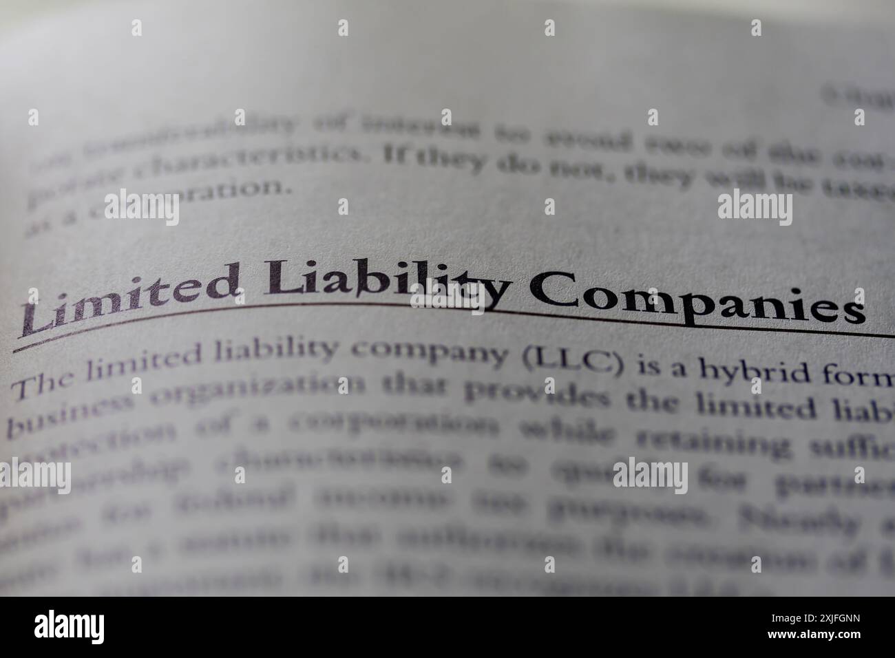 Società a responsabilità limitata LLC stampata in testo a pagina come supporto visivo o riferimento al diritto commerciale Foto Stock