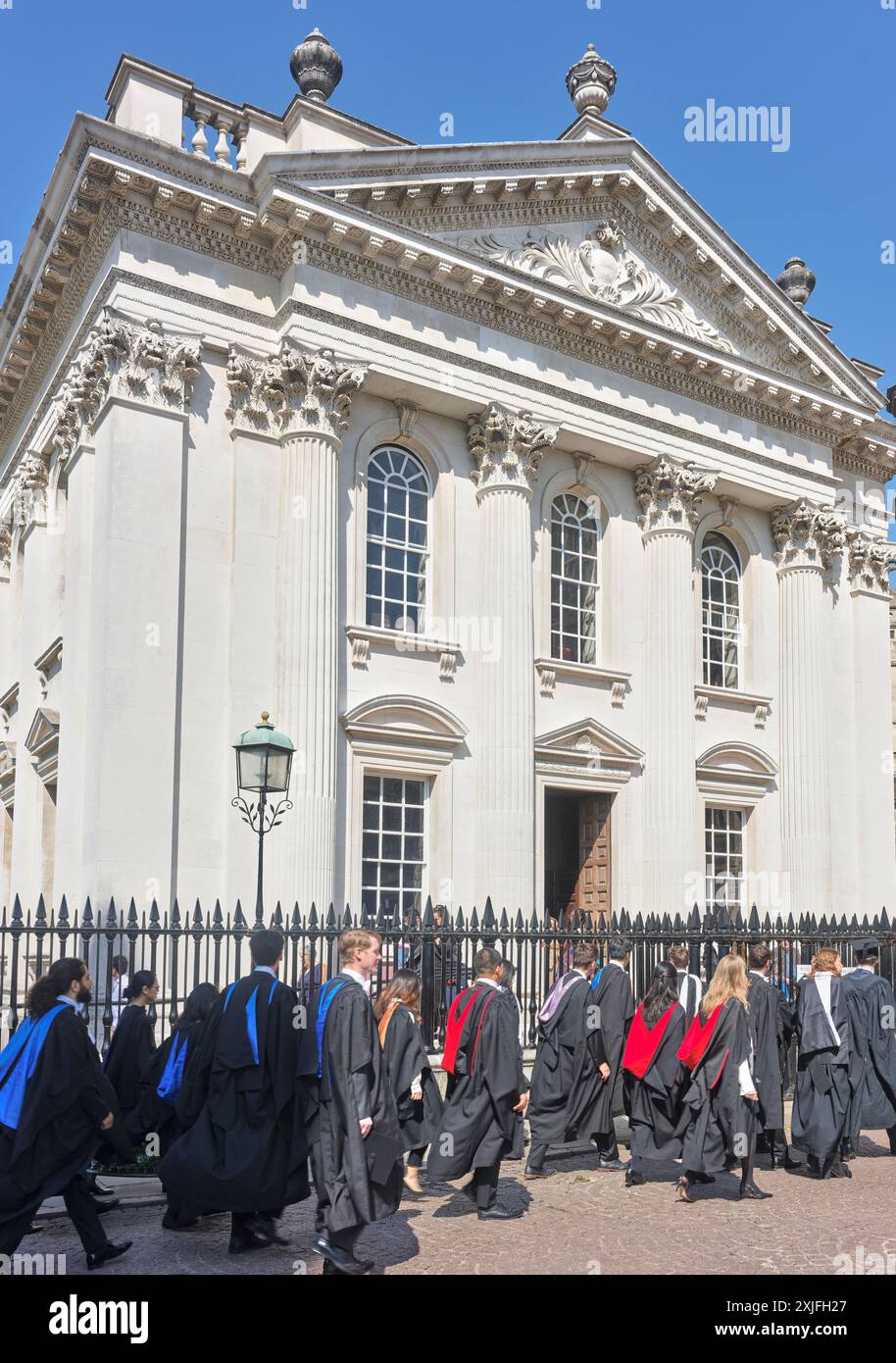 Gli studenti in abito accademico, del Peterhouse College, Università di Cambridge, Inghilterra, aspettano fuori dalla camera del Senato il 18 luglio 2024 per entrare nell'edificio per la cerimonia di premiazione della laurea. Foto Stock