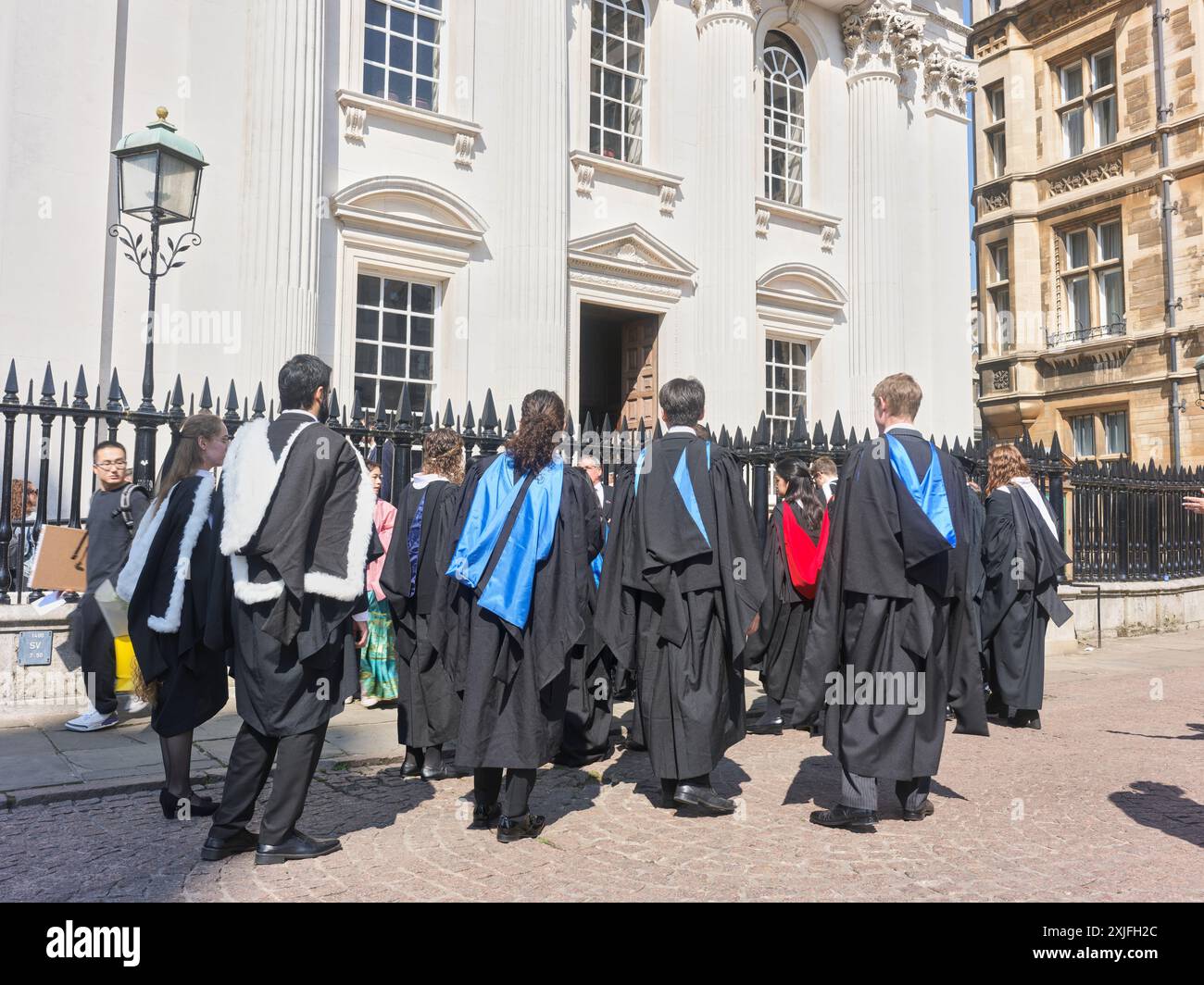 Gli studenti in abito accademico, del Peterhouse College, Università di Cambridge, Inghilterra, aspettano fuori dalla camera del Senato il 18 luglio 2024 per entrare nell'edificio per la cerimonia di premiazione della laurea. Foto Stock