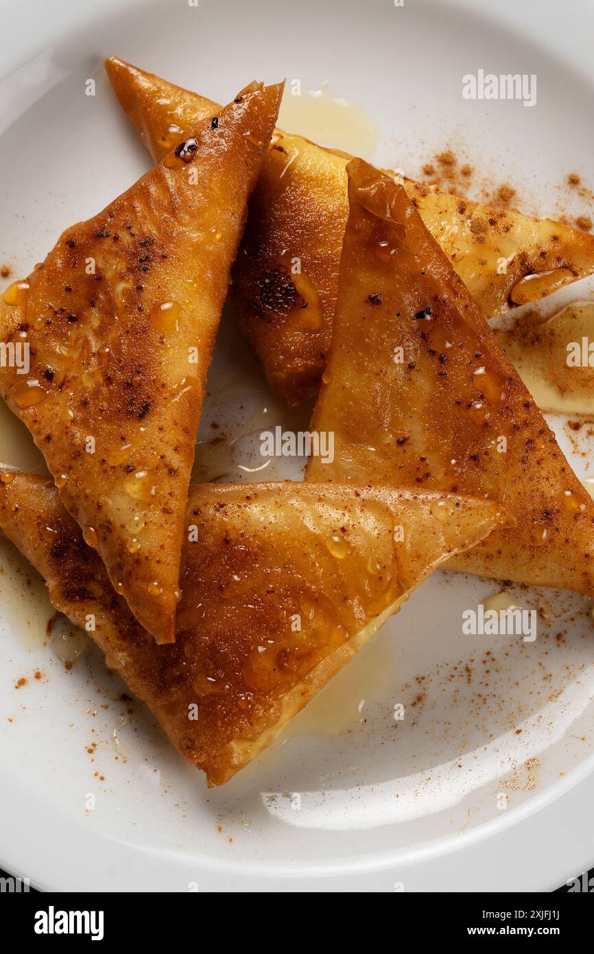 Mini torte al formaggio con myzithra, miele cretese e cannella. Foto Stock