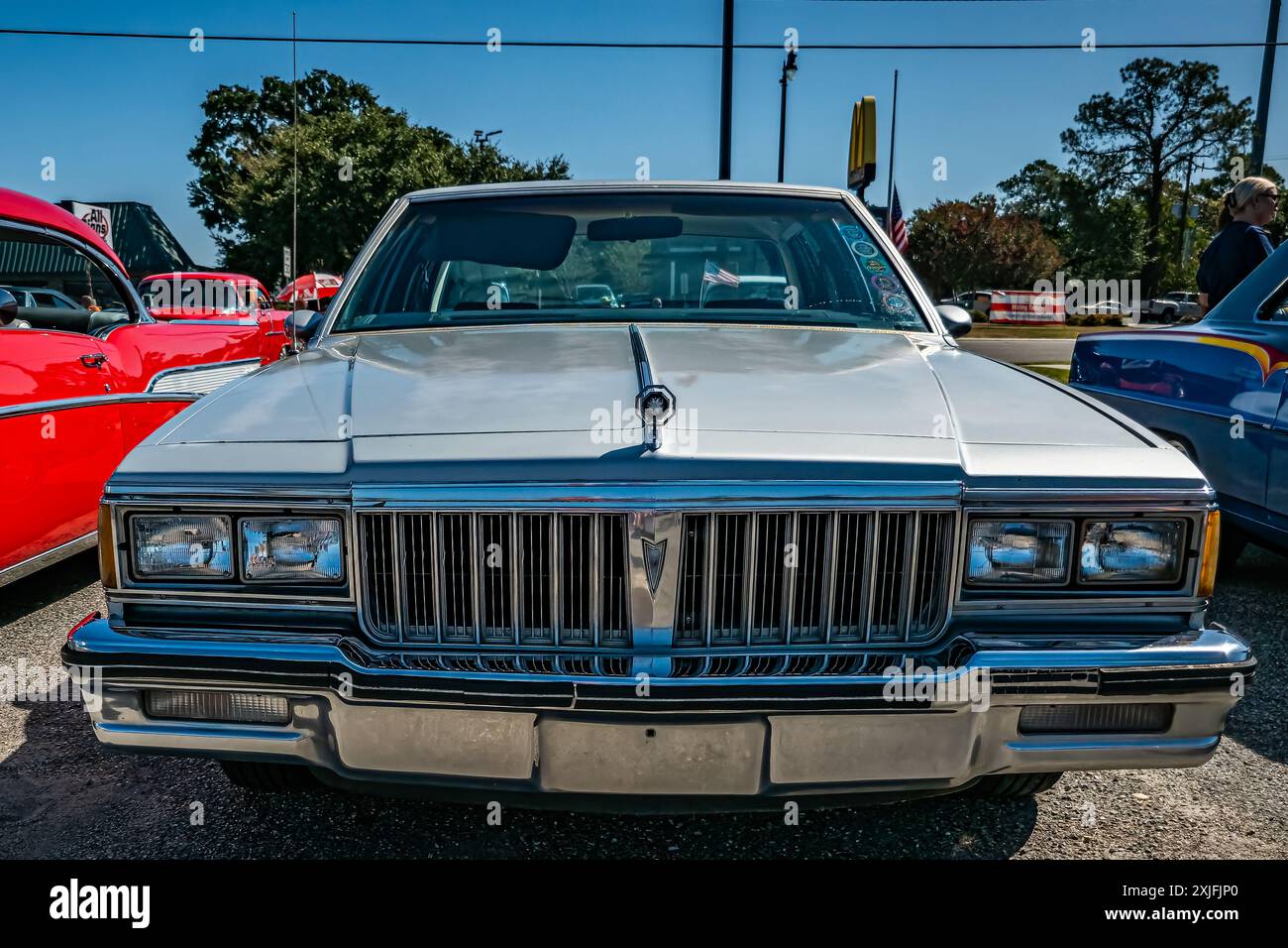 Gulfport, MS - 01 ottobre 2023: Vista frontale ad alta prospettiva di una Pontiac Parisienne Brougham del 1986 in una mostra di auto locale. Foto Stock