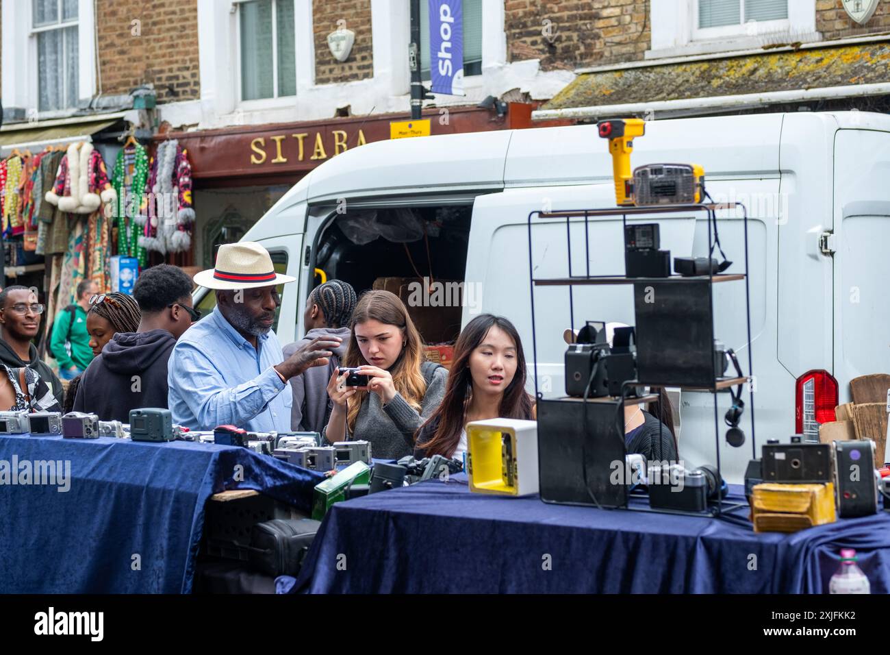 LONDRA - 1° LUGLIO 2024: Vivace mercato Street su Portobello Road, un mercato e una strada di negozi nel centro ovest di Londra Foto Stock