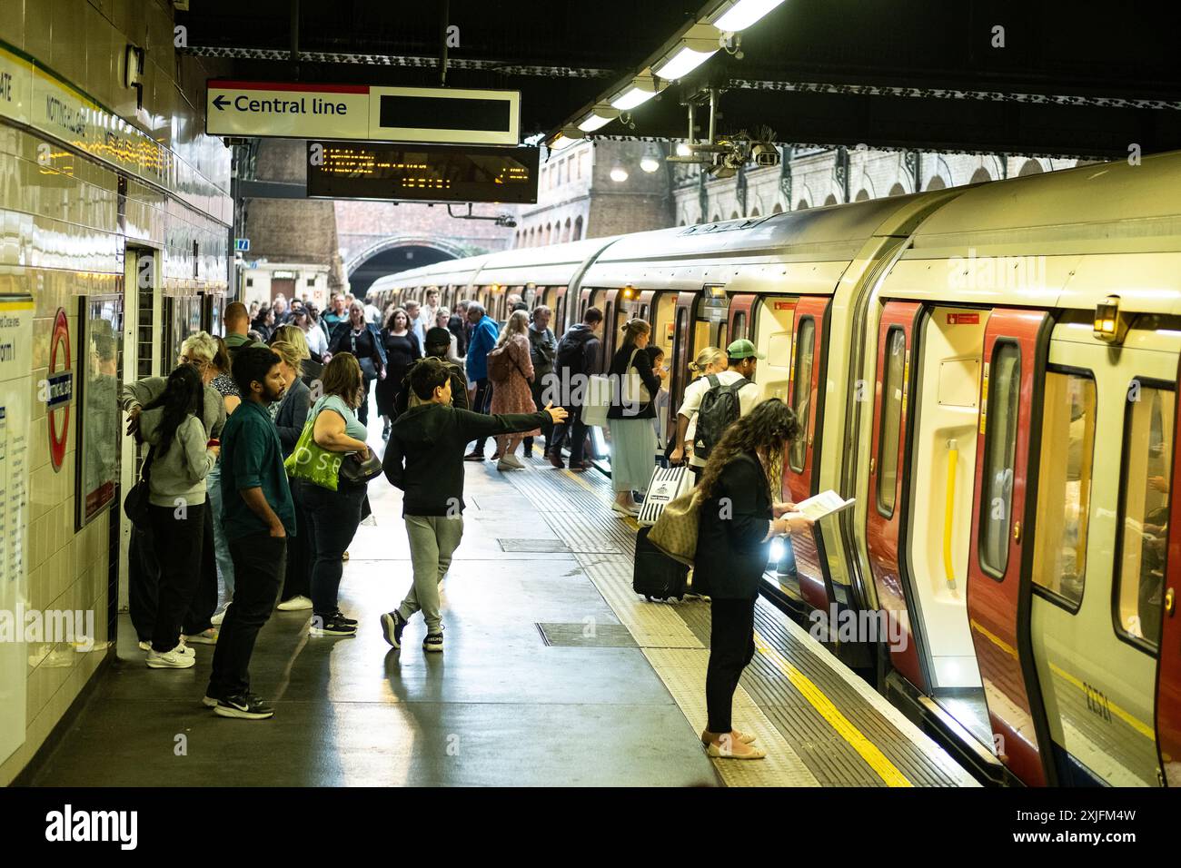 LONDRA - 1 LUGLIO 2024: Binario della stazione della metropolitana di Notting Hill sulle linee del quartiere e della circolare. Foto Stock