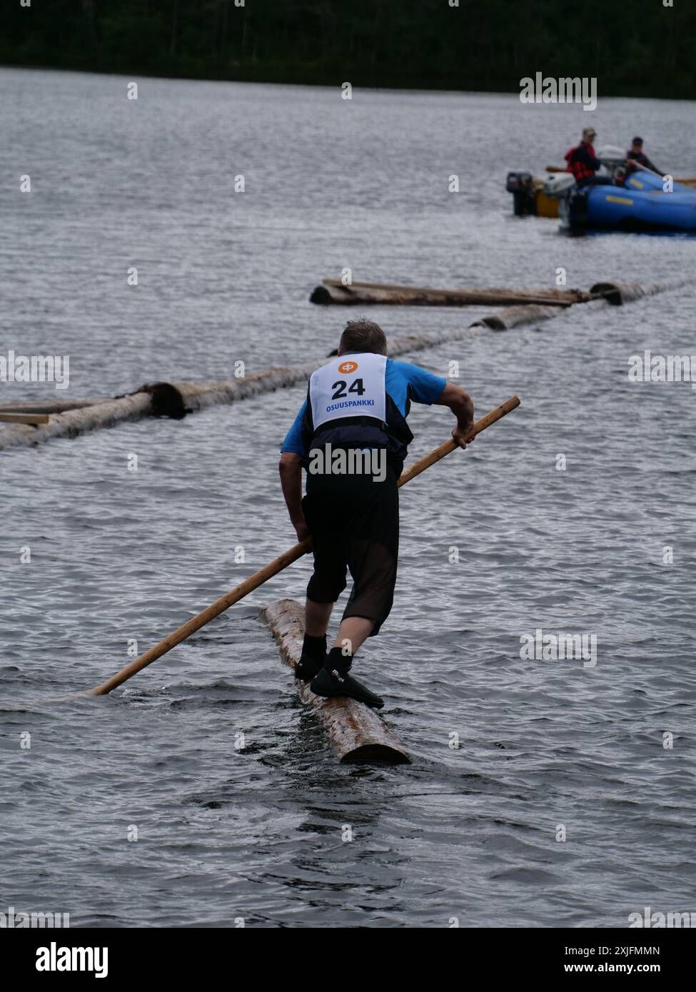 La competizione dei taglialegna a Käylä. Kuusamo, Finlandia 2024. Il concorso include maratona di tronchi, rotolamento, balene di tronco e rafting sui boscaioli. Foto Stock