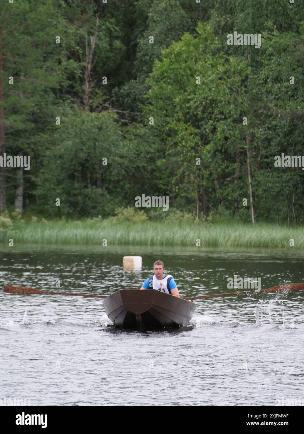 La competizione dei taglialegna a Käylä. Kuusamo, Finlandia 2024. Il concorso include maratona di tronchi, rotolamento, balene di tronco e rafting sui boscaioli. Foto Stock