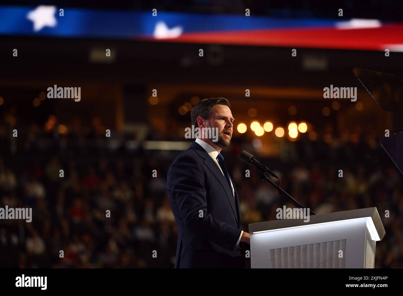 Milwaukee, Stati Uniti. 17 luglio 2024. J.D. Vance parla durante la Convention nazionale repubblicana a Milwaukee, Wisconsin, negli Stati Uniti, il 17 luglio 2024. J.D. Vance, senatore dello stato dell'Ohio e autore del libro di memorie "Hillbilly Elegy", mercoledì sera accettò la nomina a vicepresidente alla Convention nazionale repubblicana in corso a Milwaukee, Wisconsin. Crediti: Li Rui/Xinhua/Alamy Live News Foto Stock