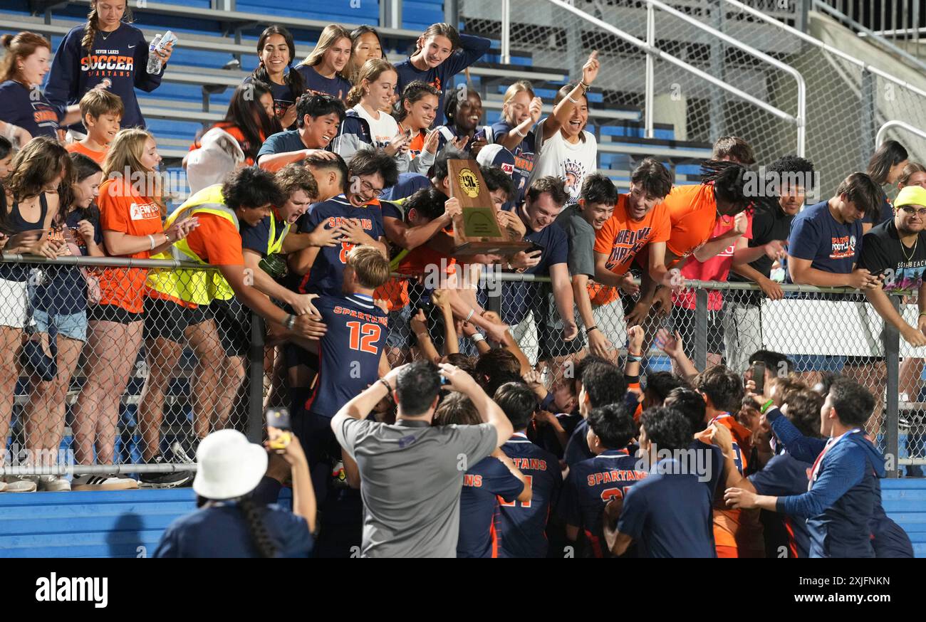 I giocatori e i tifosi dei Seven Lakes celebrano il loro campionato statale di calcio sul Flower Mound. ©Bob Daemmrich Foto Stock