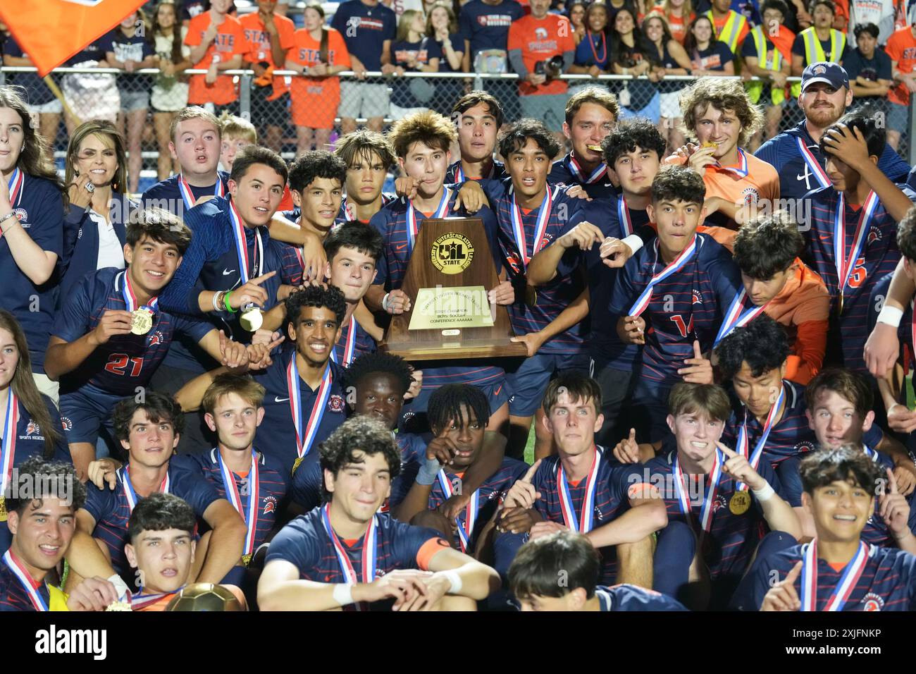 I giocatori dei Seven Lakes celebrano la vittoria del 2-1 sul Lewisville Flower Mound dopo una partita di campionato statale di calcio delle scuole superiori. ©Bob Daemmrich Foto Stock