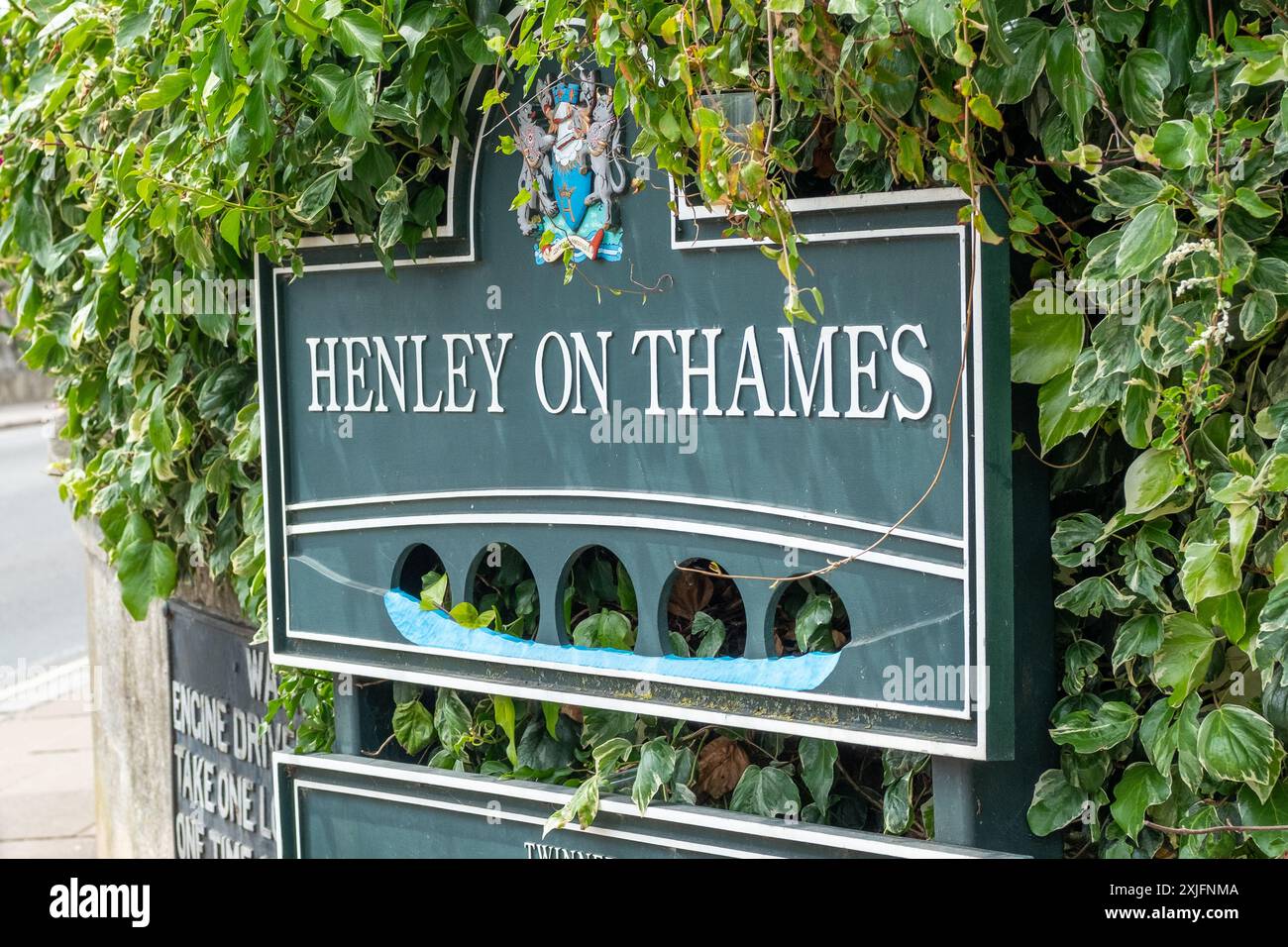 HENLEY ON THAMES, OXFORDSHIRE, Regno Unito - 14 LUGLIO 2024: Cartello Henley on Thames sul ponte Foto Stock