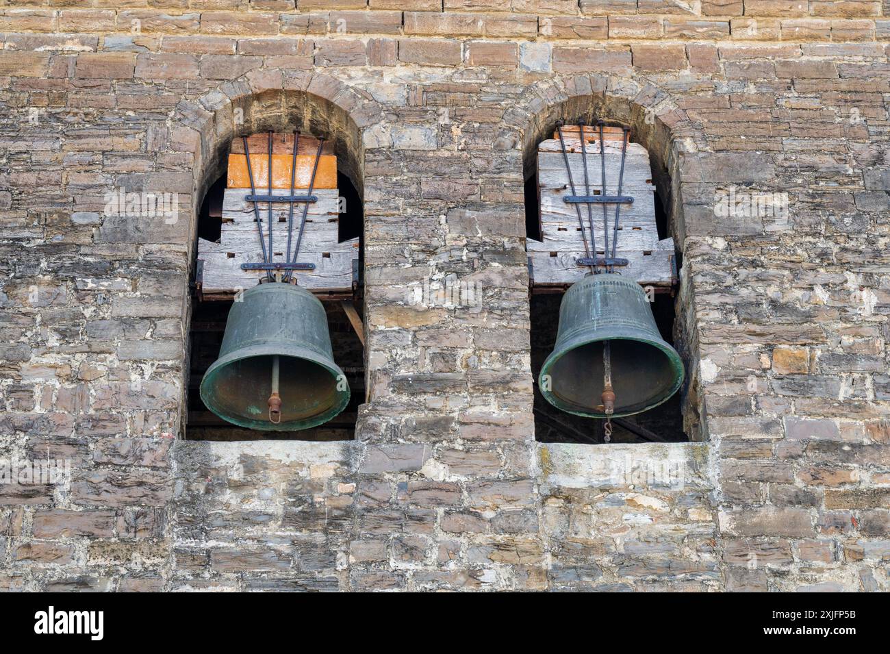 Due campane in una vecchia chiesa in Spagna Foto Stock