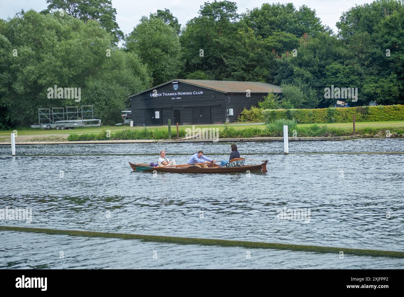 HENLEY ON THAMES, OXFORDSHIRE, Regno Unito - 14 LUGLIO 2024: Canottaggio oltre l'Henley Rowing Club Foto Stock