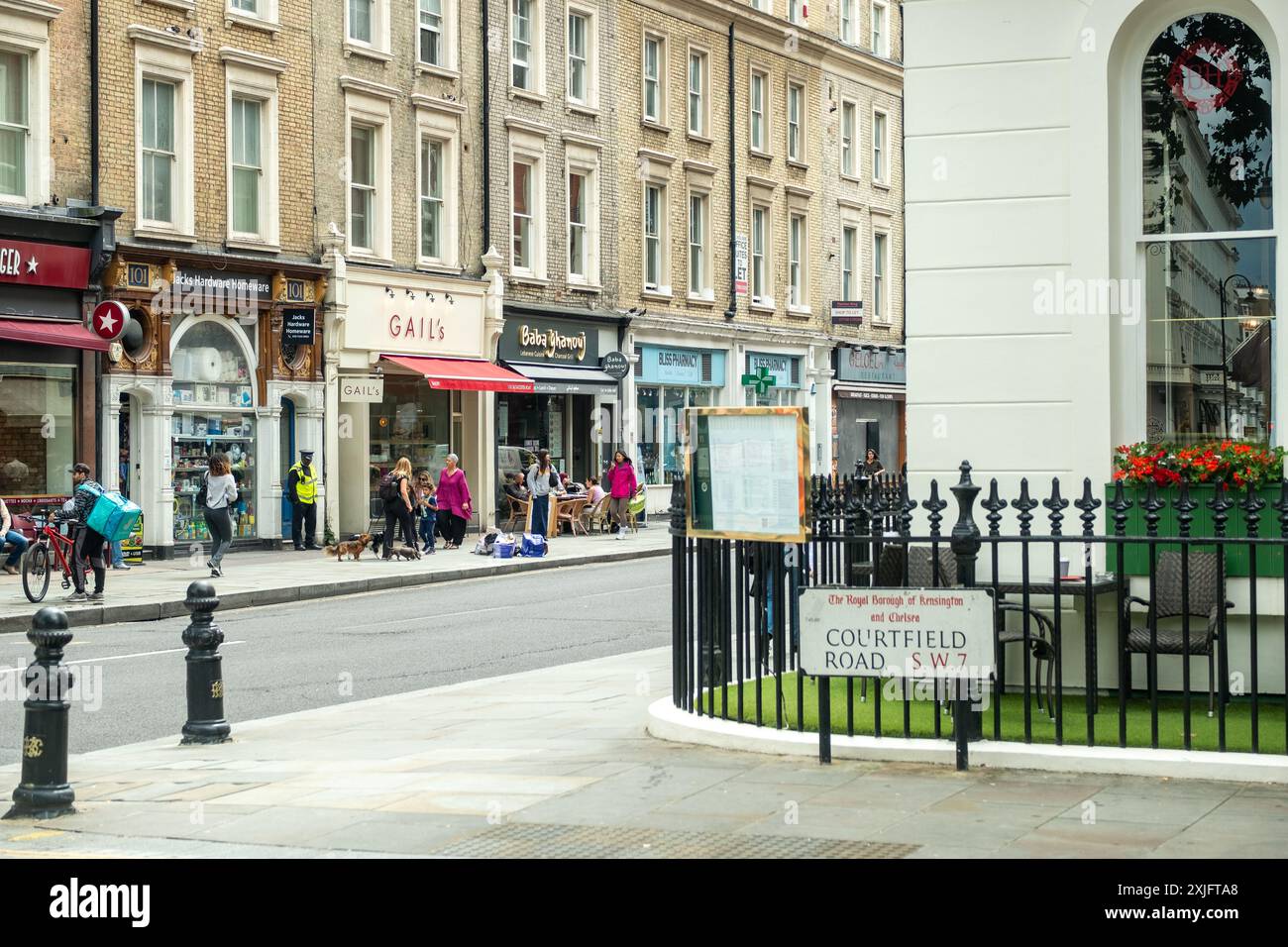 LONDRA - 16 LUGLIO 2024: Gloucester Road nella SW7 sud-ovest di Londra. strada di negozi con stazione della metropolitana. Foto Stock