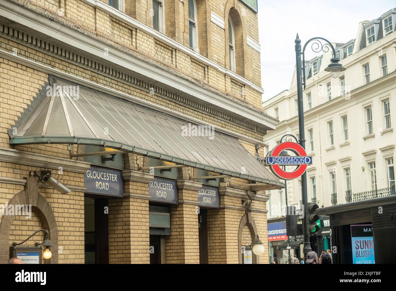 LONDRA - 16 LUGLIO 2024: Stazione della metropolitana di Gloucester Road a Kensington, a sud-ovest di Londra Foto Stock