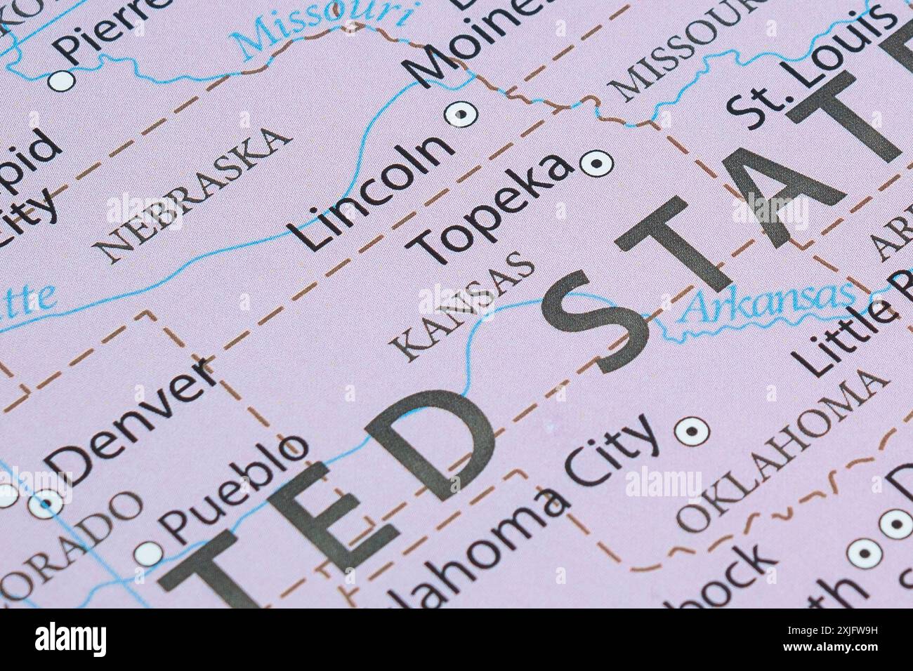 Macrofotografia dello stato del Kansas degli Stati Uniti d'america mappa politica con le città e le frontiere più importanti Foto Stock