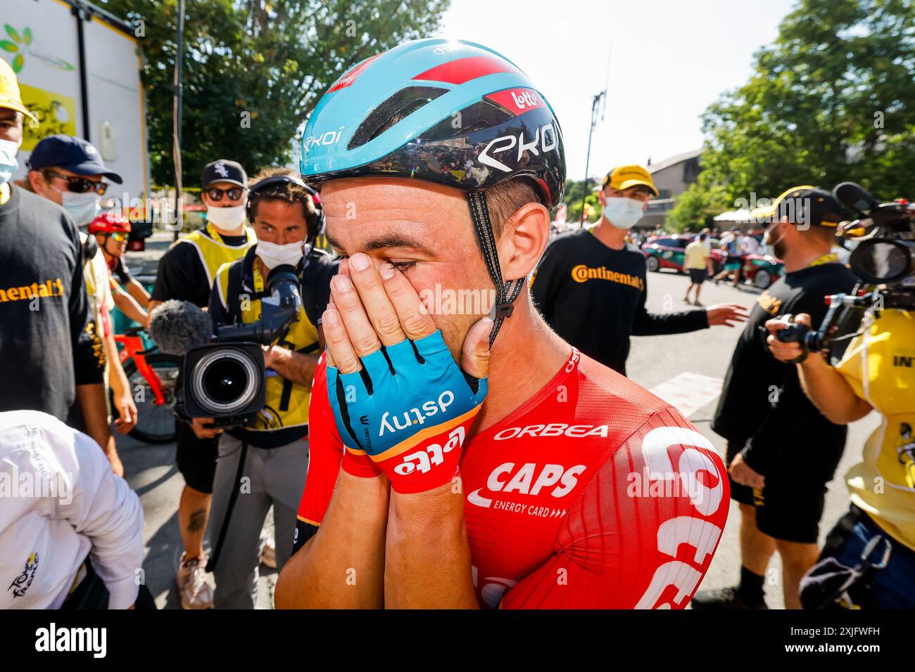 Barcelonnette, Francia. 18 luglio 2024. Il belga Victor Campenaerts di lotto Dstny festeggia dopo aver vinto la 18a tappa del Tour de France 2024, da Gap a Barcelonnette (179, 6 km), in Francia, giovedì 18 luglio 2024. La 111a edizione del Tour de France inizia sabato 29 giugno e si concluderà a Nizza, in Francia, il 21 luglio. BELGA PHOTO POOL TIM VAN WICHELEN credito: Belga News Agency/Alamy Live News Foto Stock