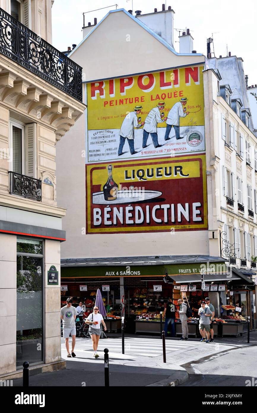 Scena di strada in Rue des Martyrs - Parigi - Francia Foto Stock