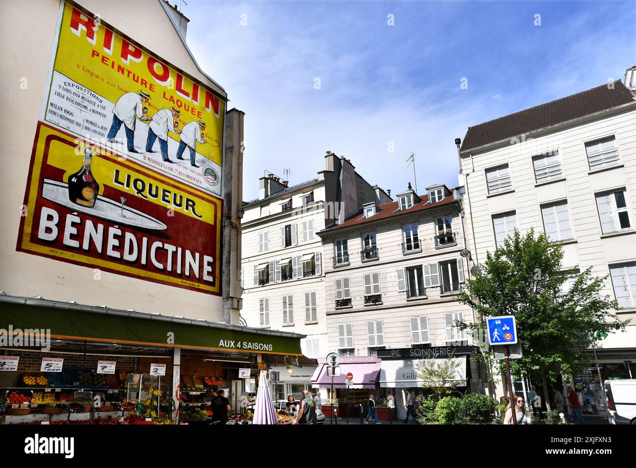 Scena di strada in Rue des Martyrs - Parigi - Francia Foto Stock