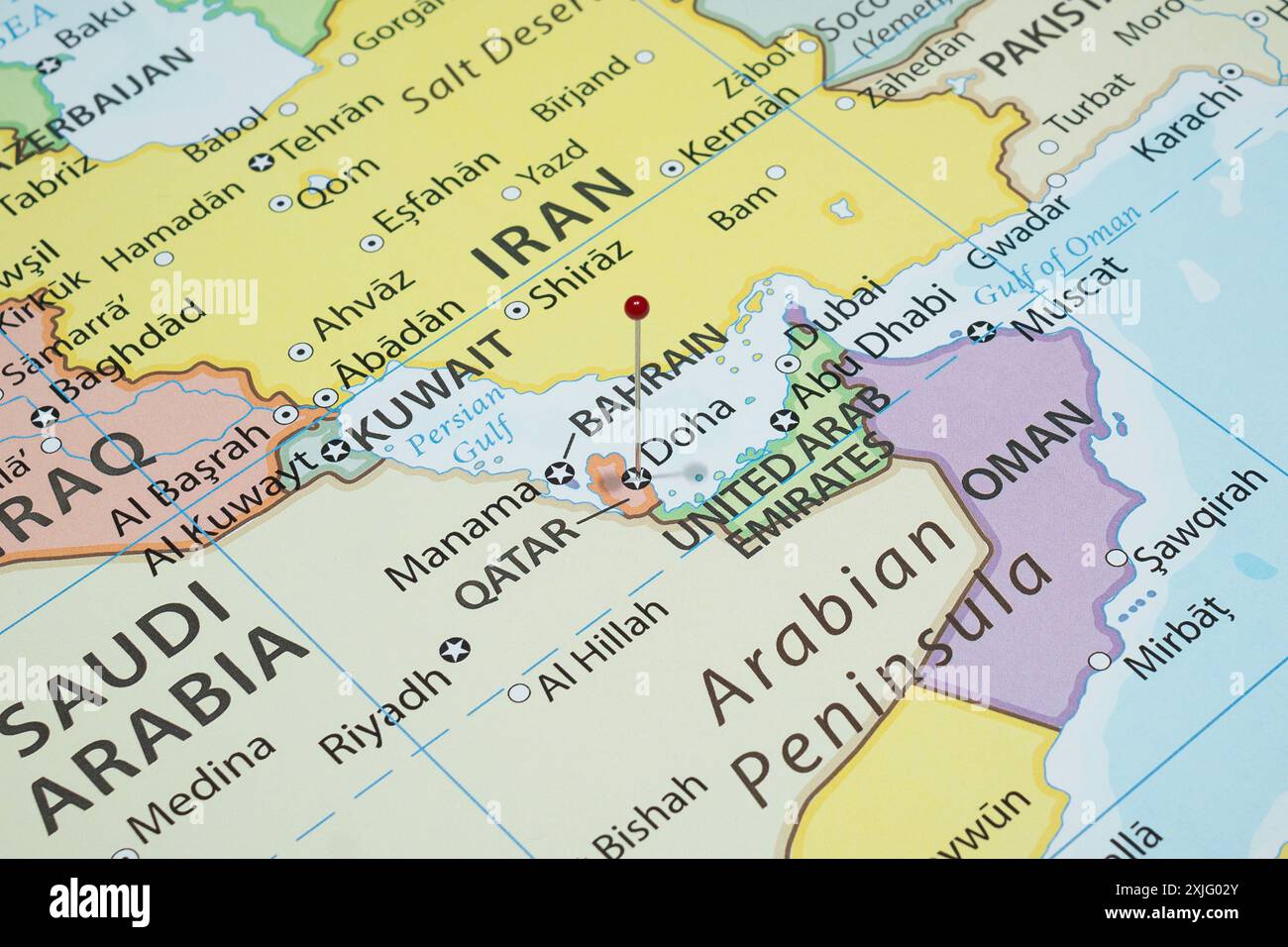 Avvicinati a una città di Doha con un ago rosso sulla mappa politica del paese del Qatar Foto Stock
