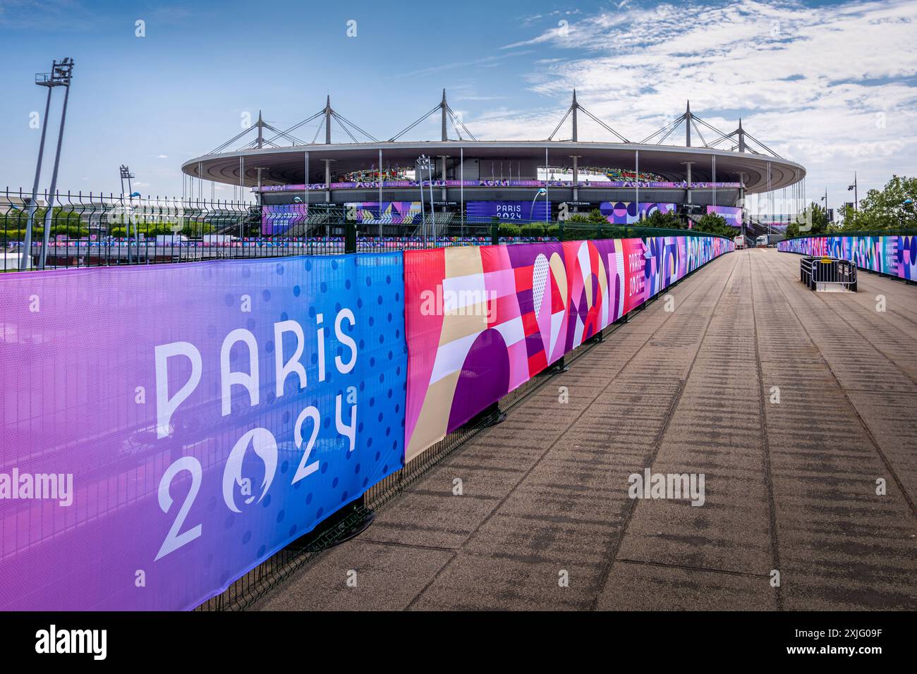 Vista distante dello Stade de France, il più grande stadio francese e sede olimpica decorata per le Olimpiadi estive di Parigi 2024, Saint-Denis, Francia Foto Stock