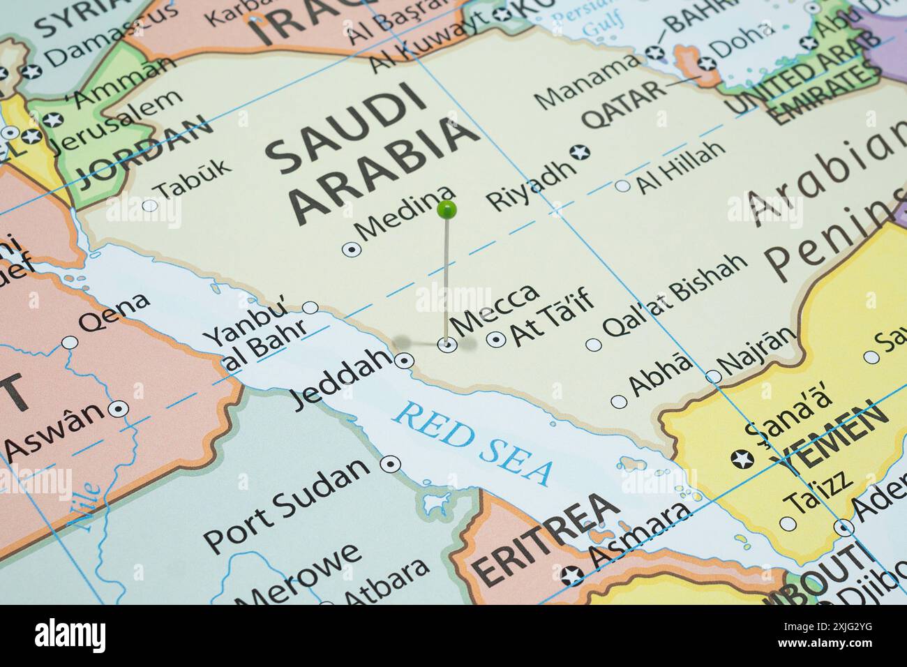 Avvicinati a una città della Mecca con un ago verde sulla mappa politica del paese dell'Arabia Saudita Foto Stock