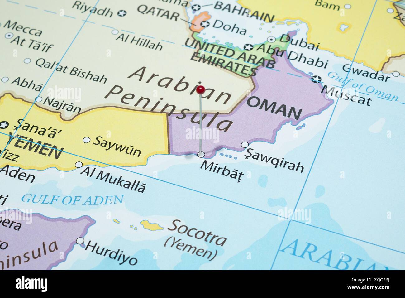 Avvicinati a una città di Mirbat con un ago rosso nella mappa politica del paese dell'Oman Foto Stock