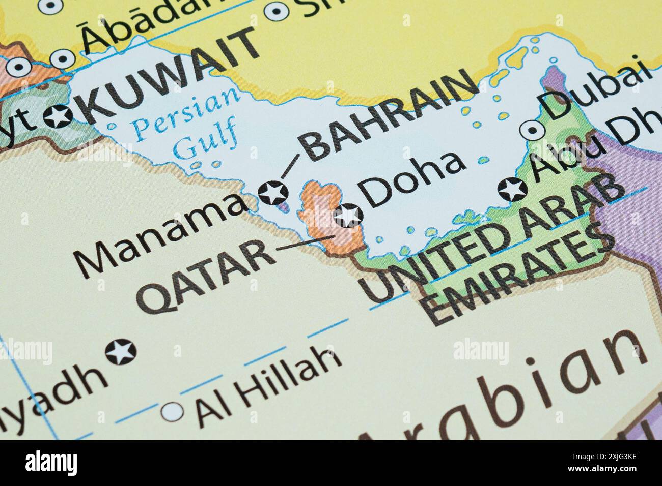 Primo piano su una mappa politica del Qatar con le frontiere dei paesi e la maggior parte delle città importanti Foto Stock